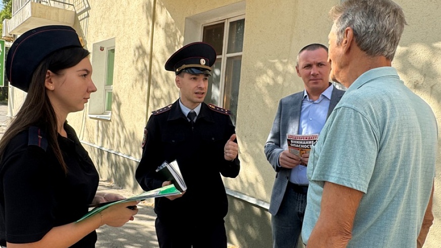 В Саратове полицейские и общественники рассказали прохожим о способах мошенничества