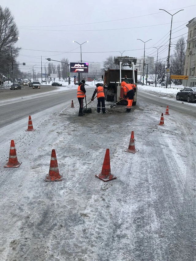 Днем на дорогах Саратовской области работали 387 единиц снегоуборочной техники