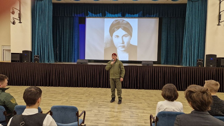 Александр Янклович показал школьникам современное оружие и рассказал о героях