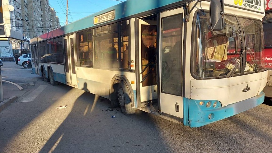 Автобус №90 сбил пенсионера в центре Саратова