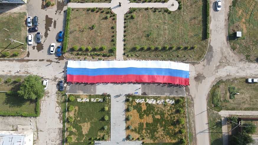 Огромный флаг России растянули в Ровенском районе