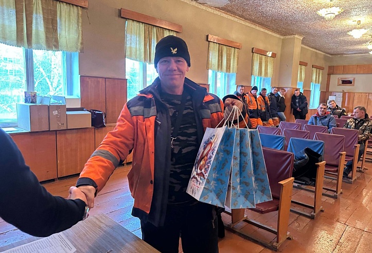 Николай Панков передал новогодние подарки детям сотрудников "Комбината благоустройства" в Балаково