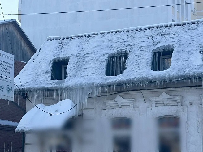 В Саратове за снег и наледь на крышах домов возбудили административные дела 