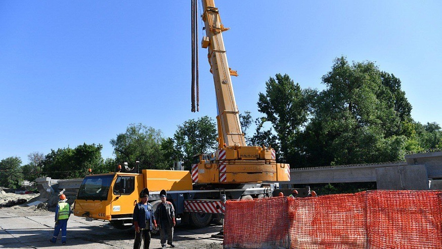 Бусаргин: строительство второй очереди путепровода в Татищевском районе идет про графику