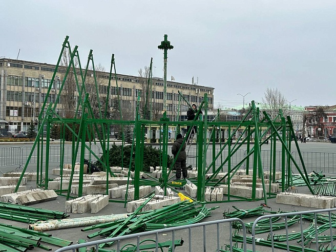 На Театральной площади Саратова к установке готовят главный новогодний символ