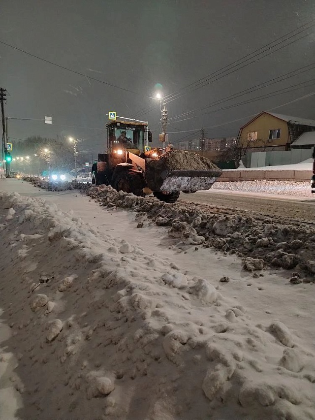 Дороги Саратова и области от снега расчищали более 500 единиц спецтехники