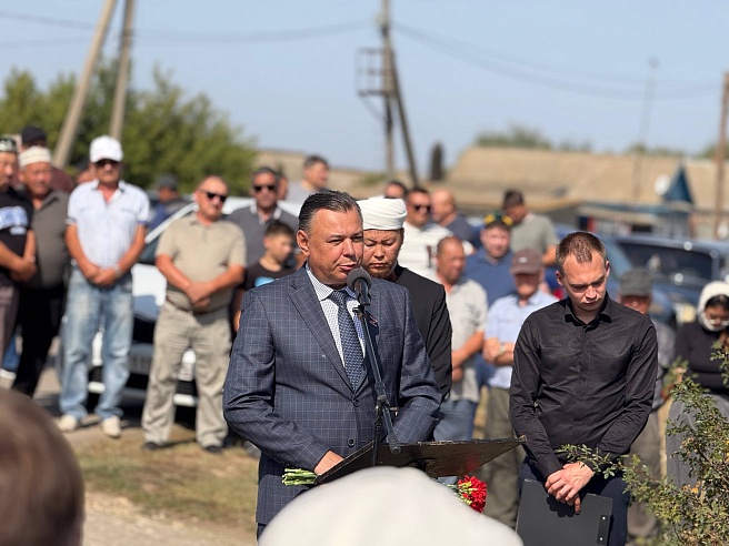 Краснокутский район простился с Ренатом Букумбаевым, награжденным посмертно орденом Мужества