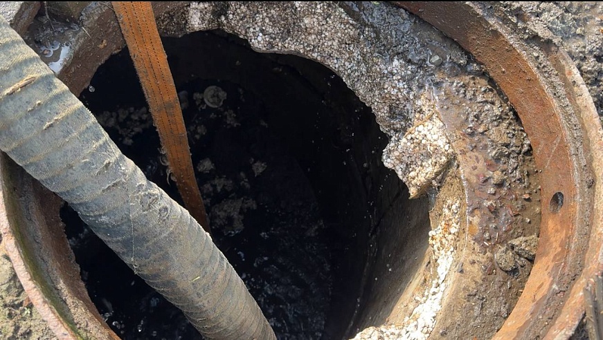 Улица Агрономическая в Саратове две недели тонет в воде: коммунальщики не могут найти порыв