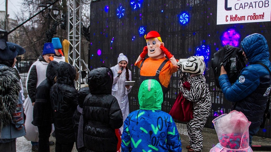Сказочные персонажи и энергетики провели в центре Саратова праздник для детей