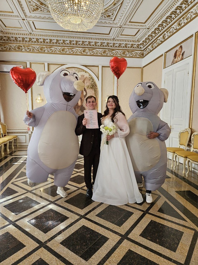 Гигантские крысы пришли поздравить молодоженов в саратовском Дворце бракосочетаний