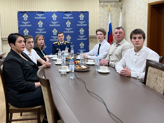 Подростки из Саратова получили награду от Следственного комитета России за помощь незнакомцу