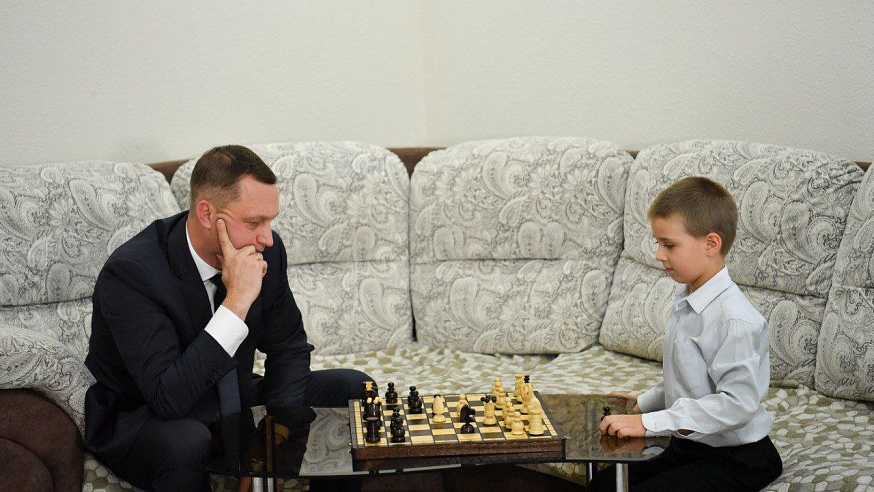 Роман Бусаргин сыграл в шахматы с шестилетним ребенком