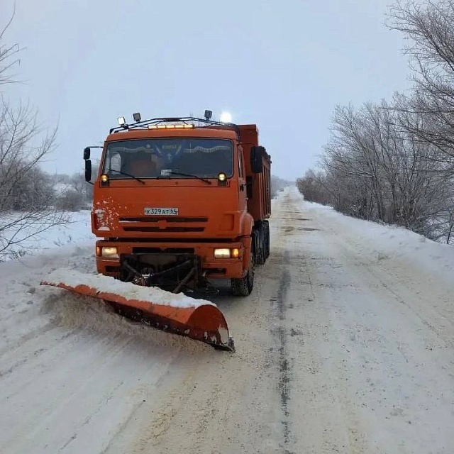 В Саратове и области продолжаются работы по уборке снега и наледи