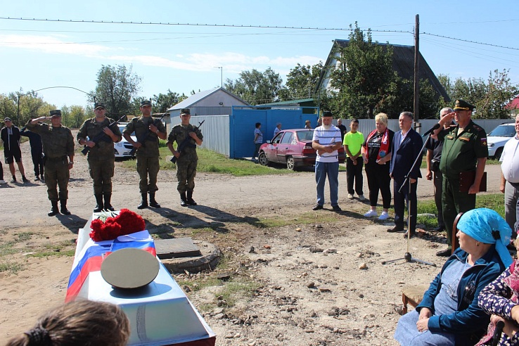 Жители Балаковского и Федоровского районов прощаются с погибшими военнослужащими