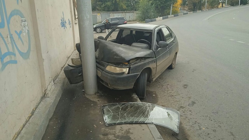 В Саратове 16-летний водитель въехал в столб, есть пострадавшие