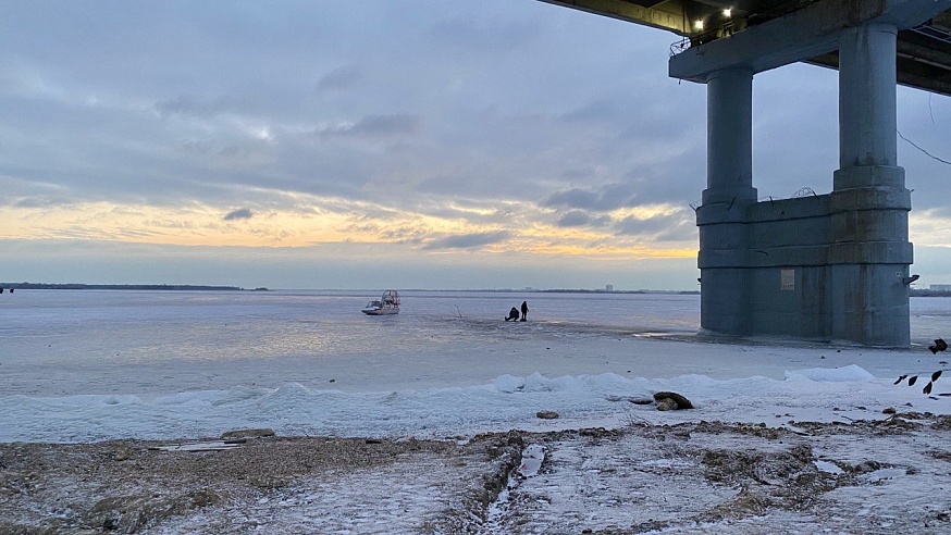 Под мостом "Саратов-Энгельс" ловят рыбаков