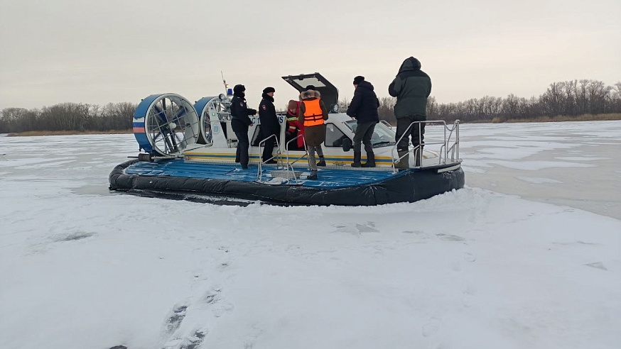 Саратовские рыбаки игнорируют запрет и выходят на лед