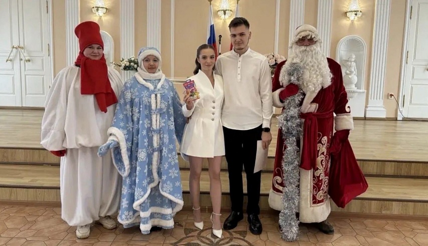 В Энгельсе молодоженов поздравили Дед Мороз, Снегурочка и Снеговик 