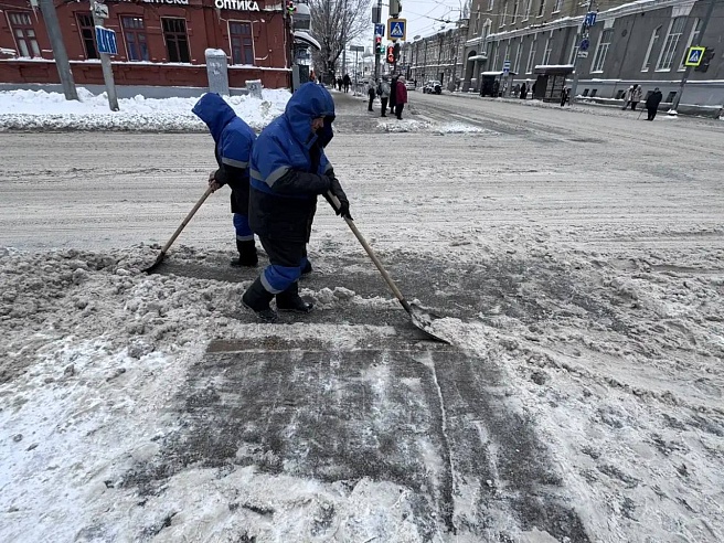 В Саратове и области продолжаются работы по уборке снега и наледи