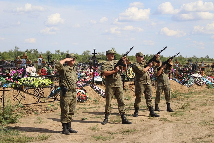 Жители Балаковского и Федоровского районов прощаются с погибшими военнослужащими