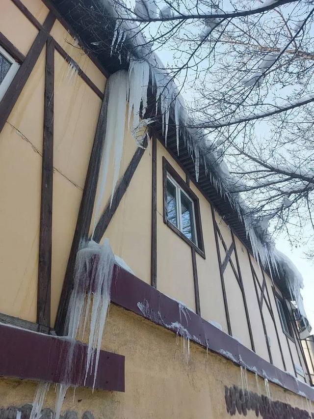 В Саратове за снег и наледь на крышах домов возбудили административные дела 