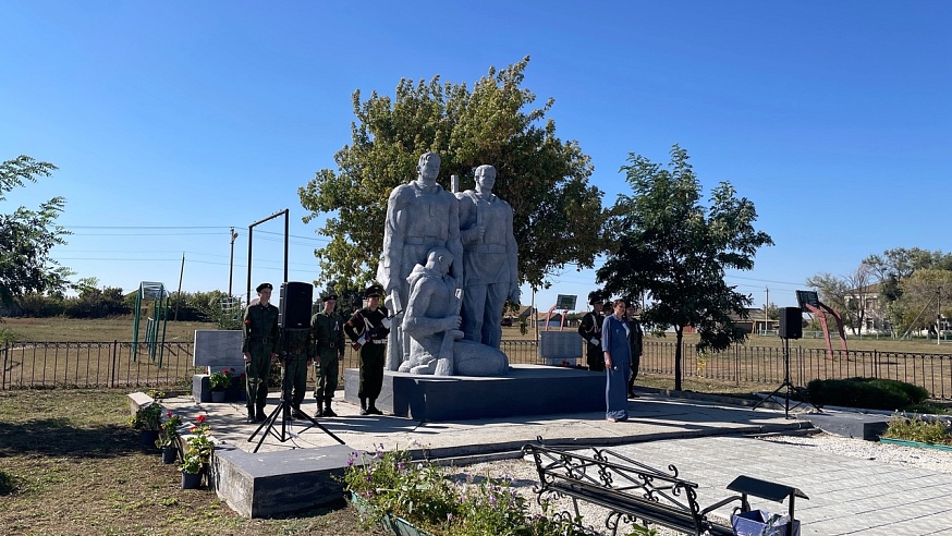 В селе под Питеркой восстановили разрушенный мемориал