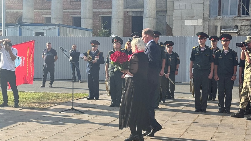 На Театральной площади установили мемориальную доску в память о саратовском герое