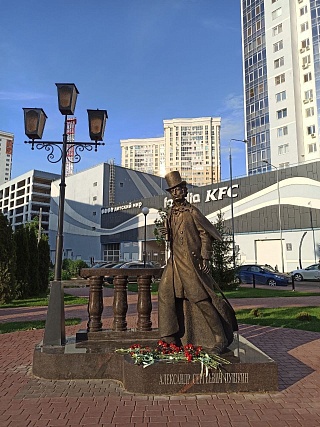 В Энгельсе вандалы сломали трость у памятника Александру Пушкину