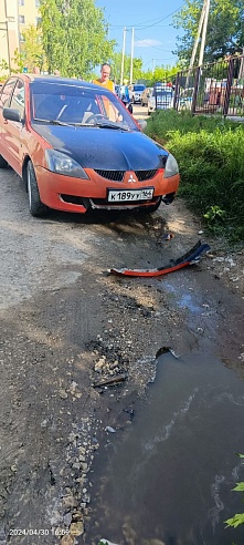 В Саратове машина провалилась в яму из-за прорыва трубы