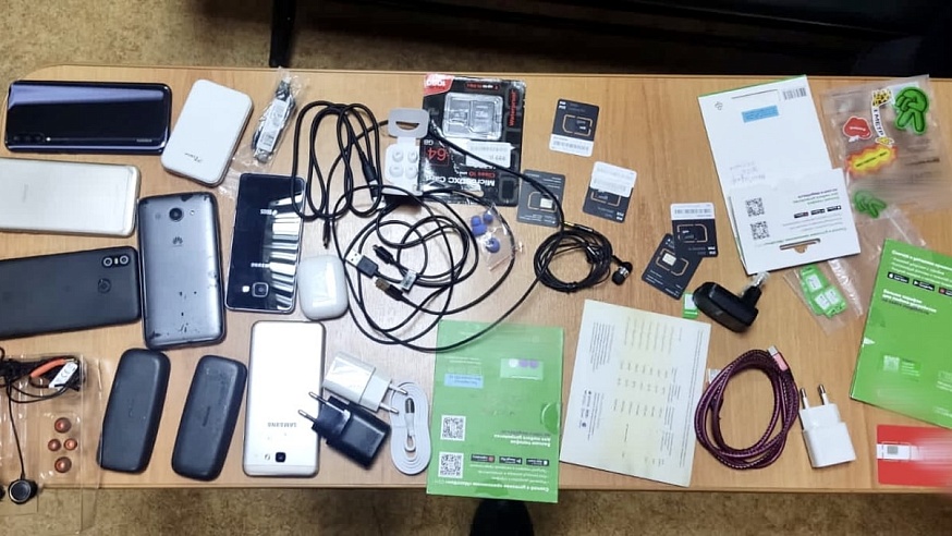 В Пугачеве мужчина пытался провезти в колонию WI-FI роутер и восемь мобильных телефонов