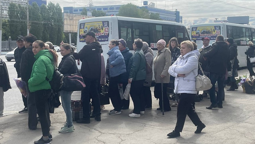 Саратовцы стоят в очередях, чтобы на Радоницу попасть на кладбища