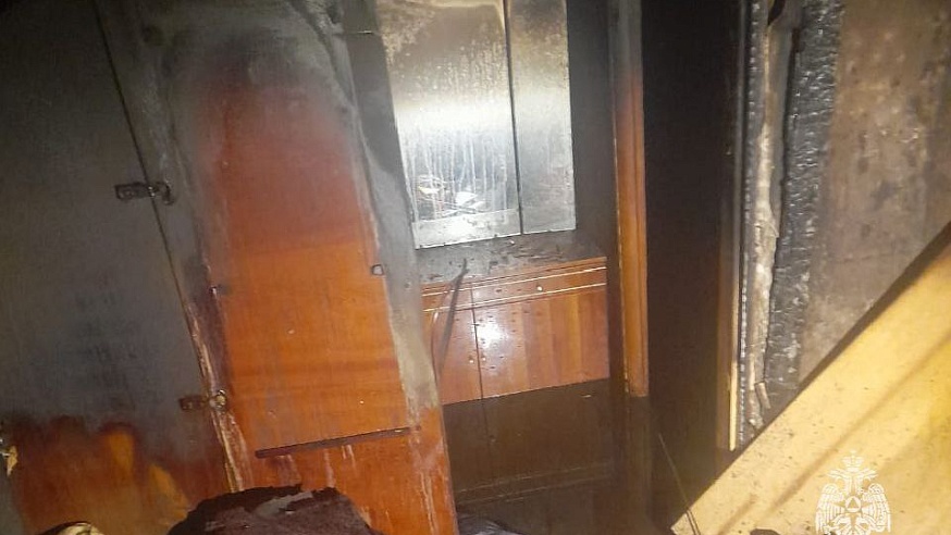 Саратовские пожарные спасли из горящей квартиры надышавшуюся дымом пенсионерку