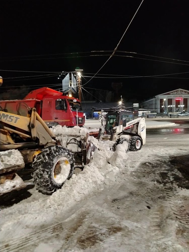 Ночью в Саратове уборка снега велась на 56 участках