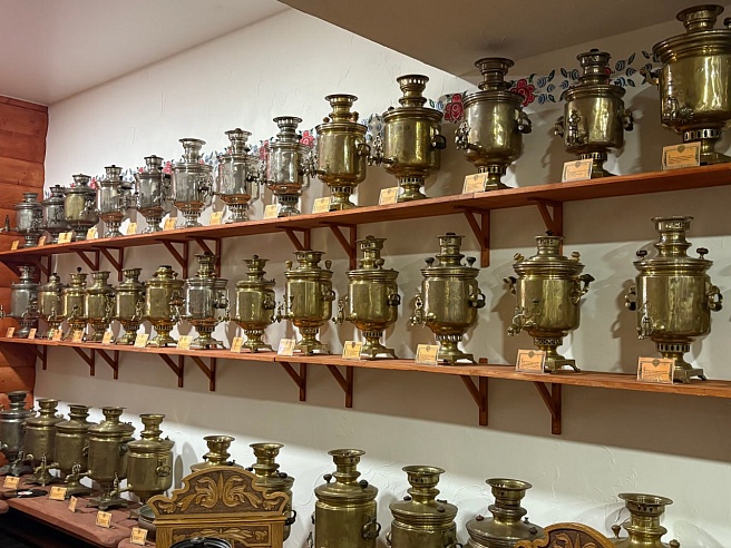 Саратовские пенсионеры посетили музей "Русские самовары"