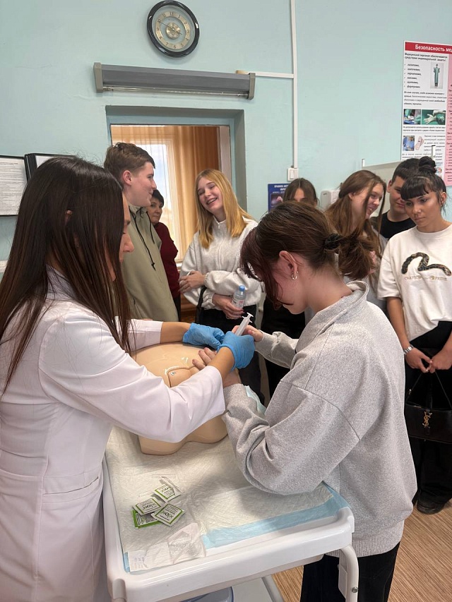 В энгельсском колледже будущие студенты учились ставить внутривенные инъекции