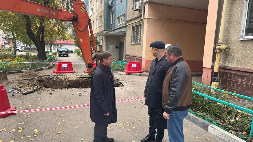 На Бахметьевской приступили к устранению течи