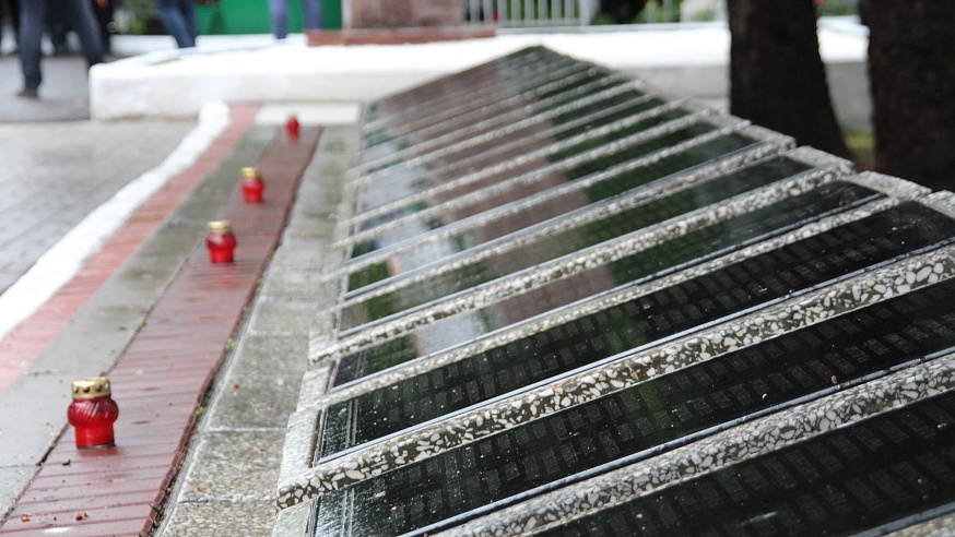 Саратовские власти возложили цветы к мемориалу на Воскресенском кладбище