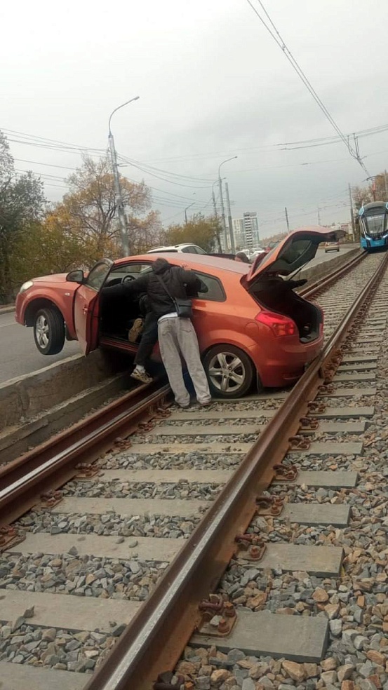 В Саратове иномарка застряла на путях, прервав работу двух трамвайных маршрутов