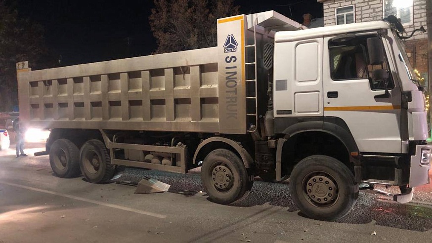 В центре Саратова пьяный водитель грузовика пытался уйти от погони
