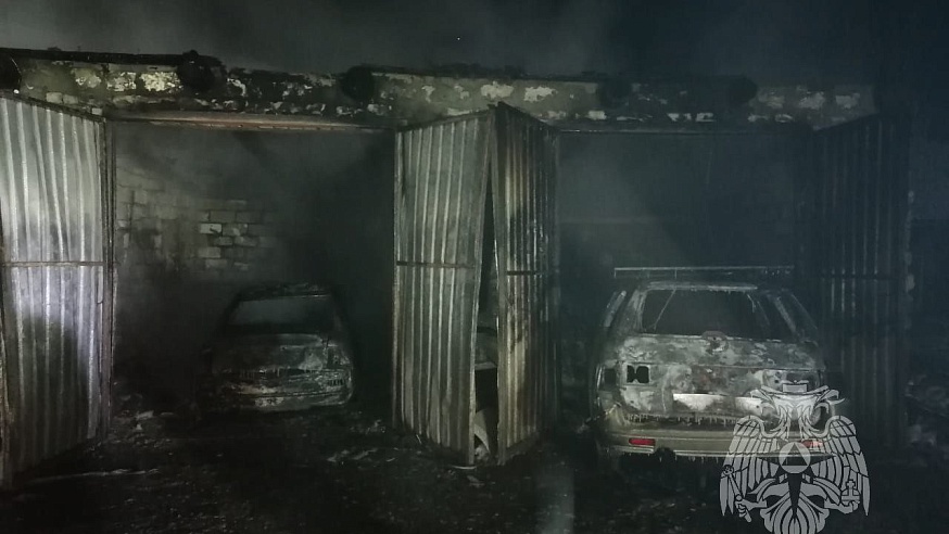 В гараже под Саратовом сгорели три автомобиля
