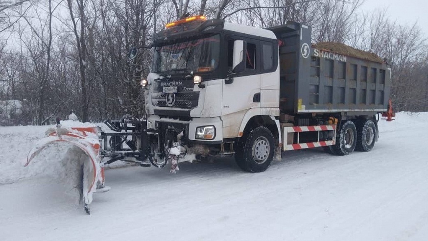 На трассах Саратовской области снег расчищали около тысячи машин