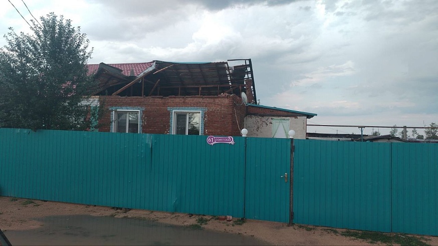 Сильный ветер повредил ФАП и дома в Балаковском районе