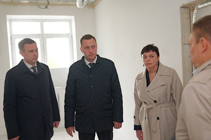 В строящейся поликлинике в Энгельсе начнут устанавливать мебель