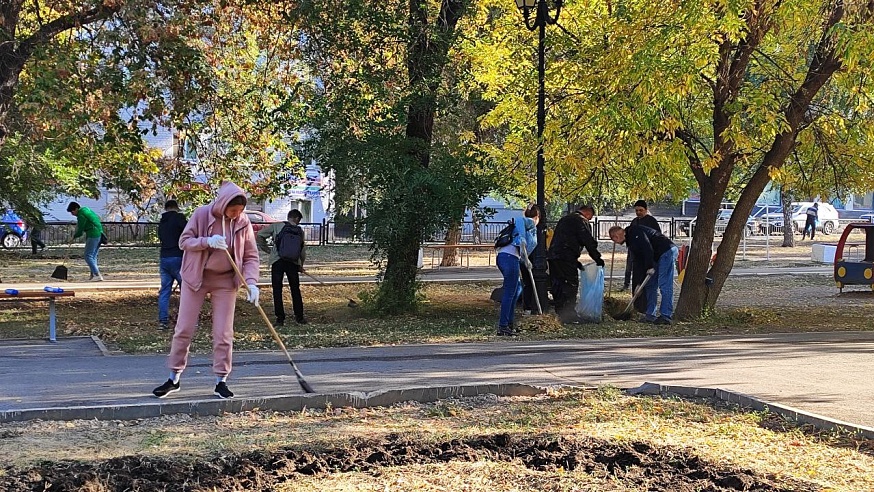 В рамках проведения субботника саратовцы убрались в сквере Рубин