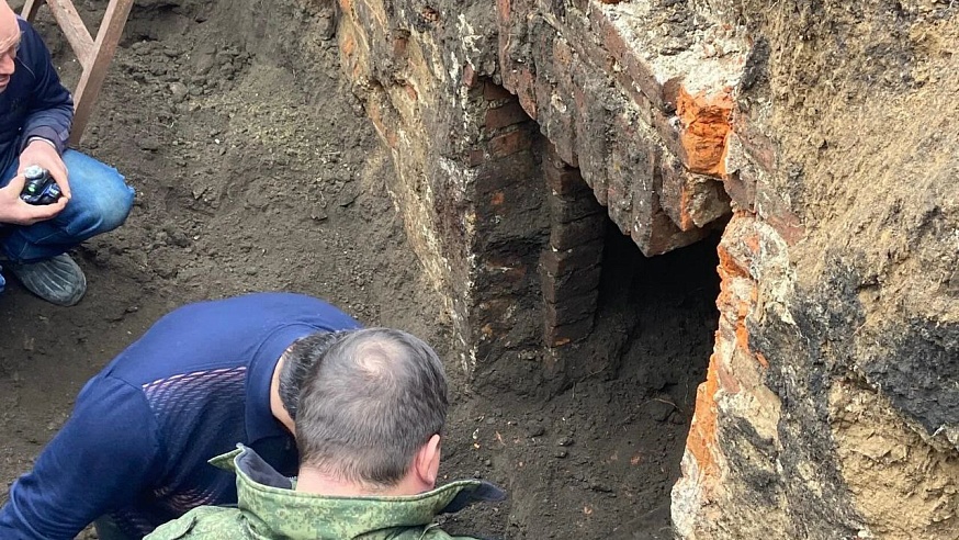 В Саратовской области просевшая земля обнажила старинный склеп