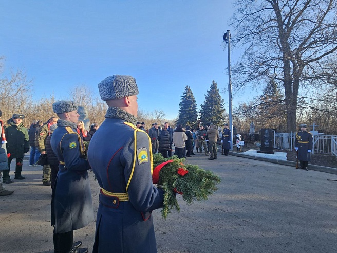 В Саратове установили памятник двум Героям Советского Союза