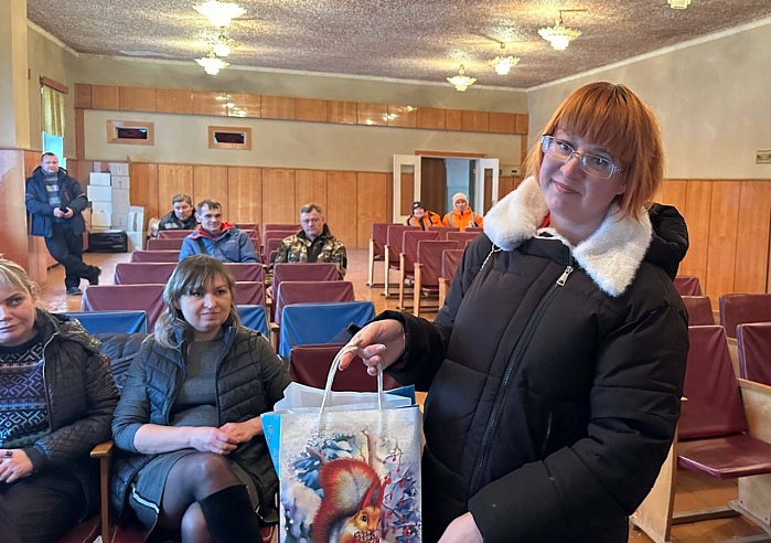 Николай Панков передал новогодние подарки детям сотрудников "Комбината благоустройства" в Балаково