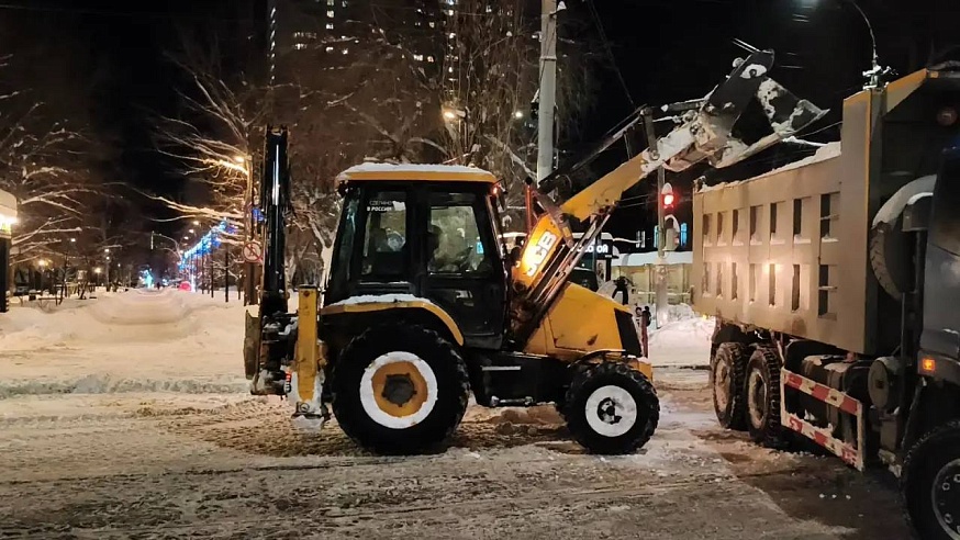Ночью в Саратове уборка снега велась на 56 участках