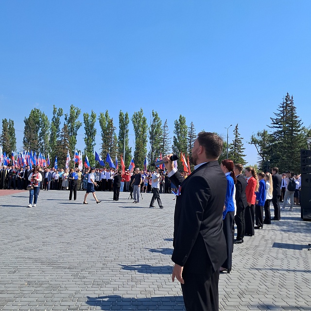 В Саратове отмечают День флага России. Фоторепортаж