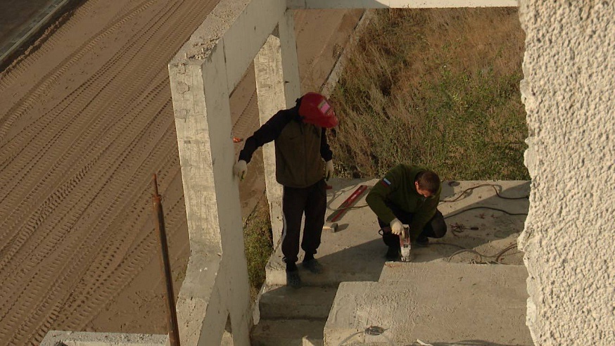 Прокуратура начала проверку по факту возведения лестницы без перил у Волги